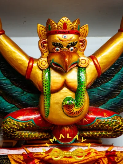 Maschera in Legno Enorme di Garuda con Naga