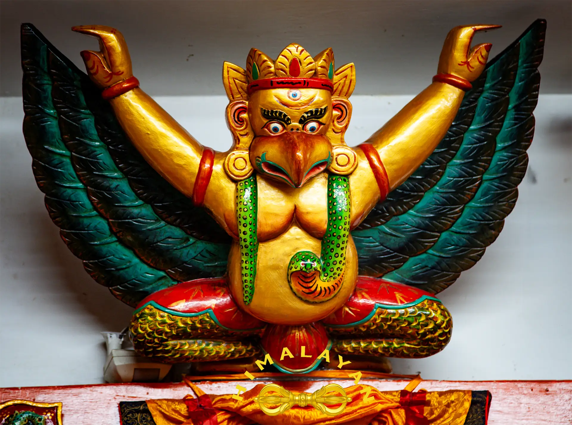 Maschera in Legno Enorme di Garuda con Naga