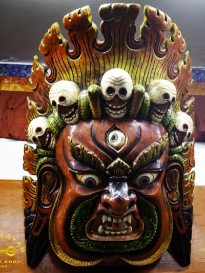 “Maschera in legno di Mahakala nera grande, artigianato tibetano” “Dettaglio intaglio a mano di maschera Mahakala in legno nero” “Maschera protettiva Mahakala per altare, legno intagliato”